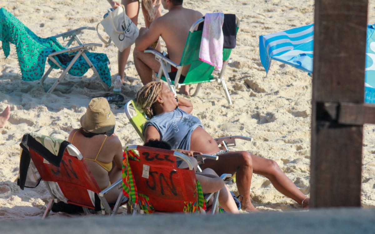 Mart&acute;n&aacute;lia curte dia de praia acompanhada pela namorada, Nanda Lima