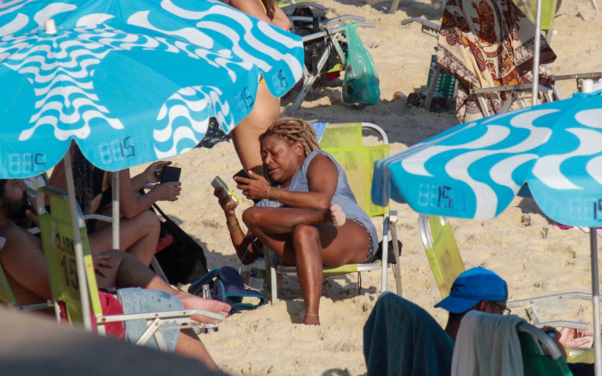 Mart&acute;n&aacute;lia curte dia de praia acompanhada pela namorada, Nanda Lima