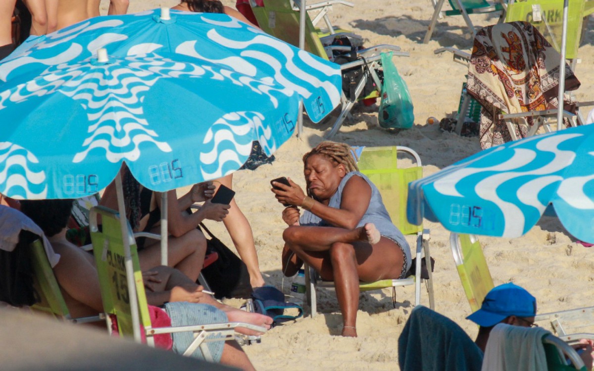Mart&acute;n&aacute;lia curte dia de praia acompanhada pela namorada, Nanda Lima