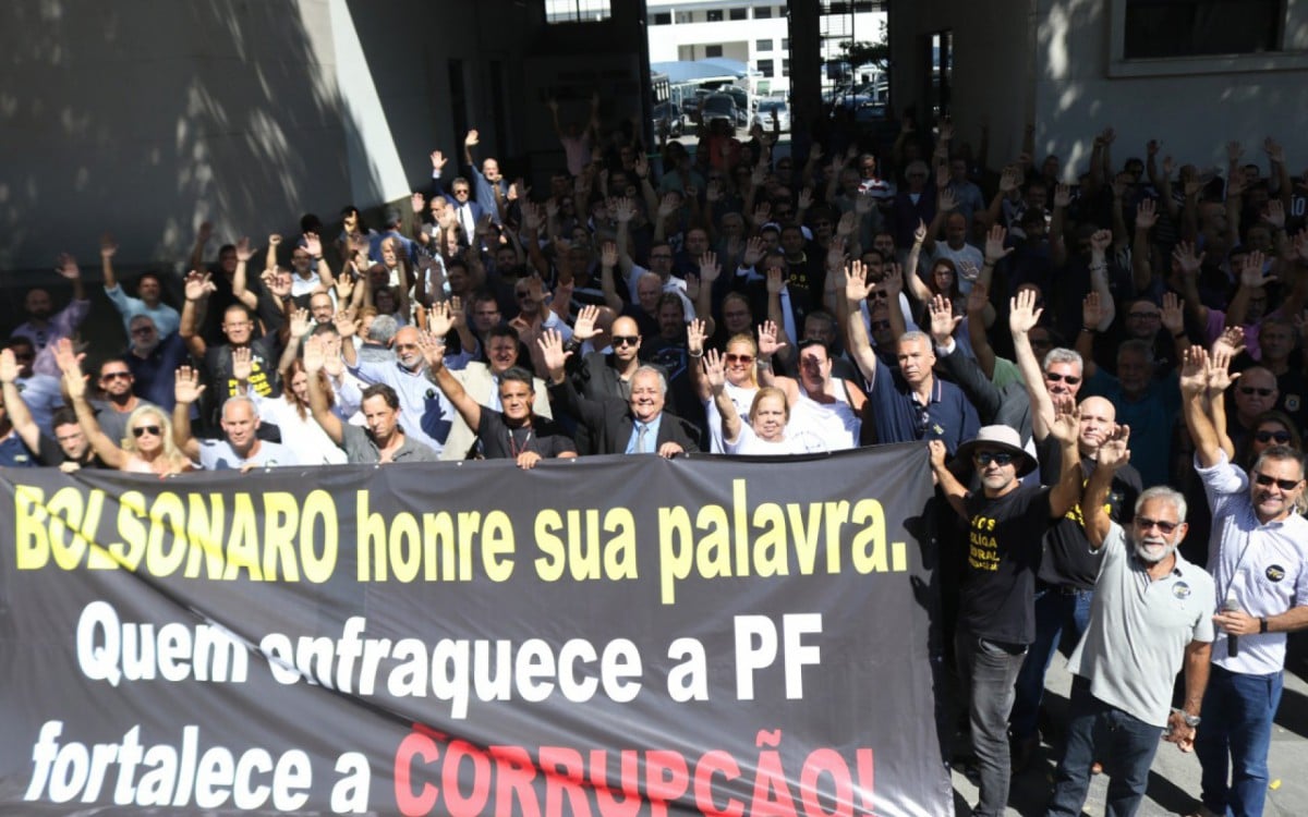 Ato reuniu mais de 250 policiais federais e servidores administrativos da PF, na manhã desta quinta-feira, 28, na porta da Superintendência Regional da PF/RJ, na Praça Mauá - Divulgação