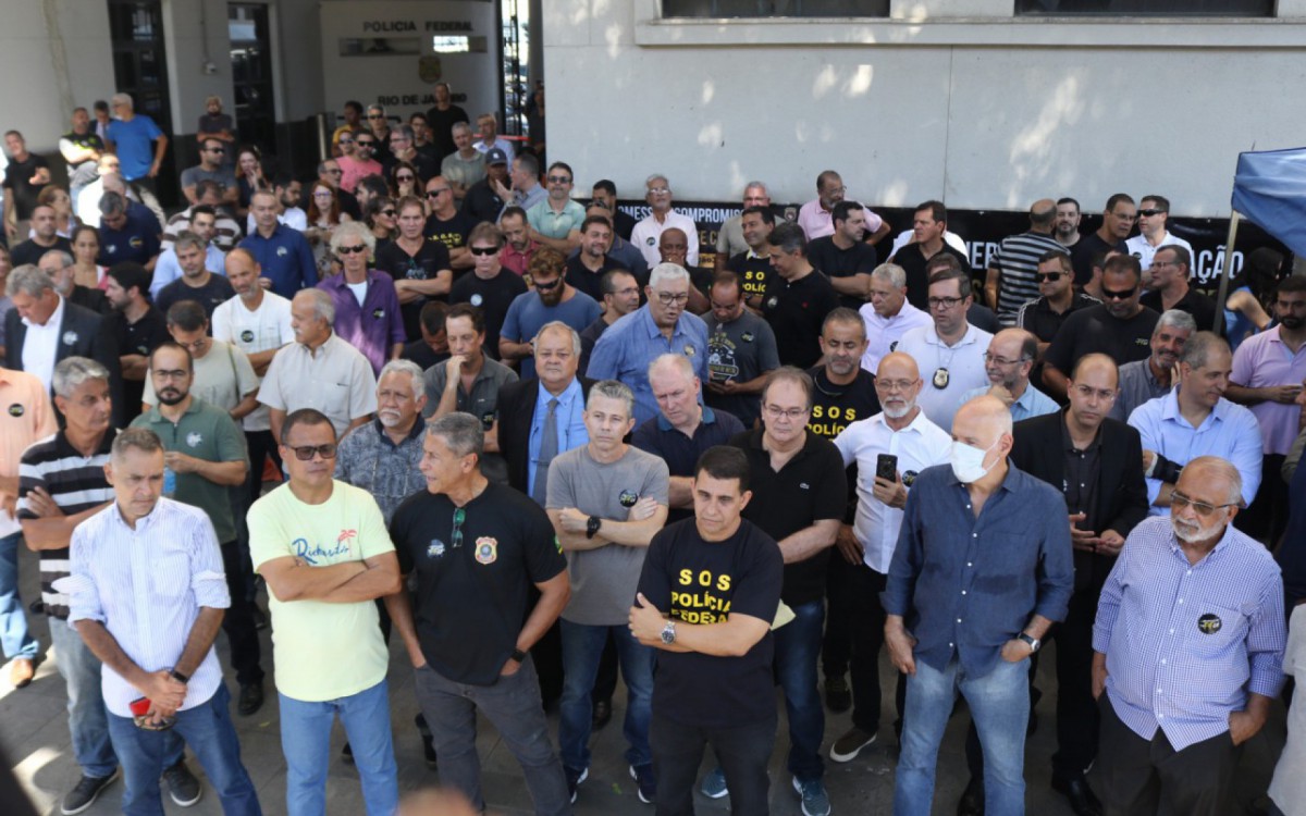 Ato reuniu mais de 250 policiais federais e servidores administrativos da PF, na manh&atilde; desta quinta-feira, 28, na porta da Superintend&ecirc;ncia Regional da PF/RJ, na Pra&ccedil;a Mau&aacute;