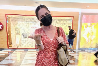 Em recuperação contra o câncer, Susana Naspolini almoça com amiga em shopping no Rio