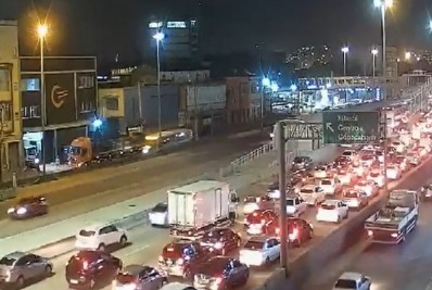 Acidente entre carro e moto interdita Ponte Rio-Niterói
