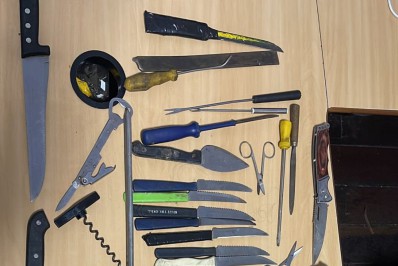 Polícia retira mais de 50 facas que poderiam colocar pedestres em risco no Centro do Rio