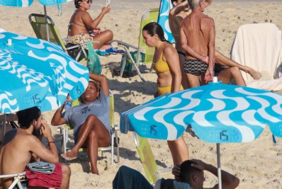 Mart'nália curte dia de sol na praia com a namorada