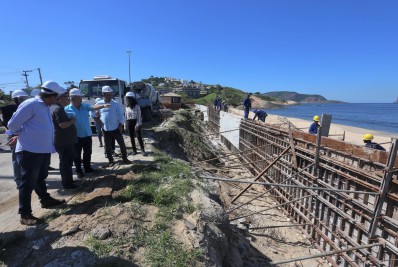 Prefeito de Niterói vistoria obras do calçadão da Praia de Piratininga