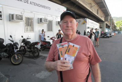 O inglês Brian Relph garantiu seu ingresso e de seus amigos para a última noite de desfiles - Marcos Porto/Agencia O Dia