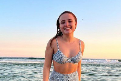 Larissa Manoela posa de biquíni em praia e recebe elogios dos internautas