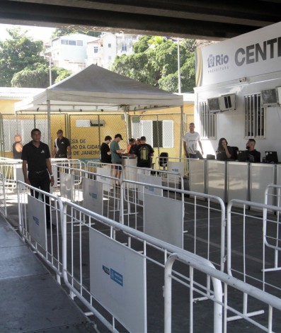 Venda de Ingressos pro desfile das campeãs, nesta quinta feira (28). - Marcos Porto/Agencia O Dia