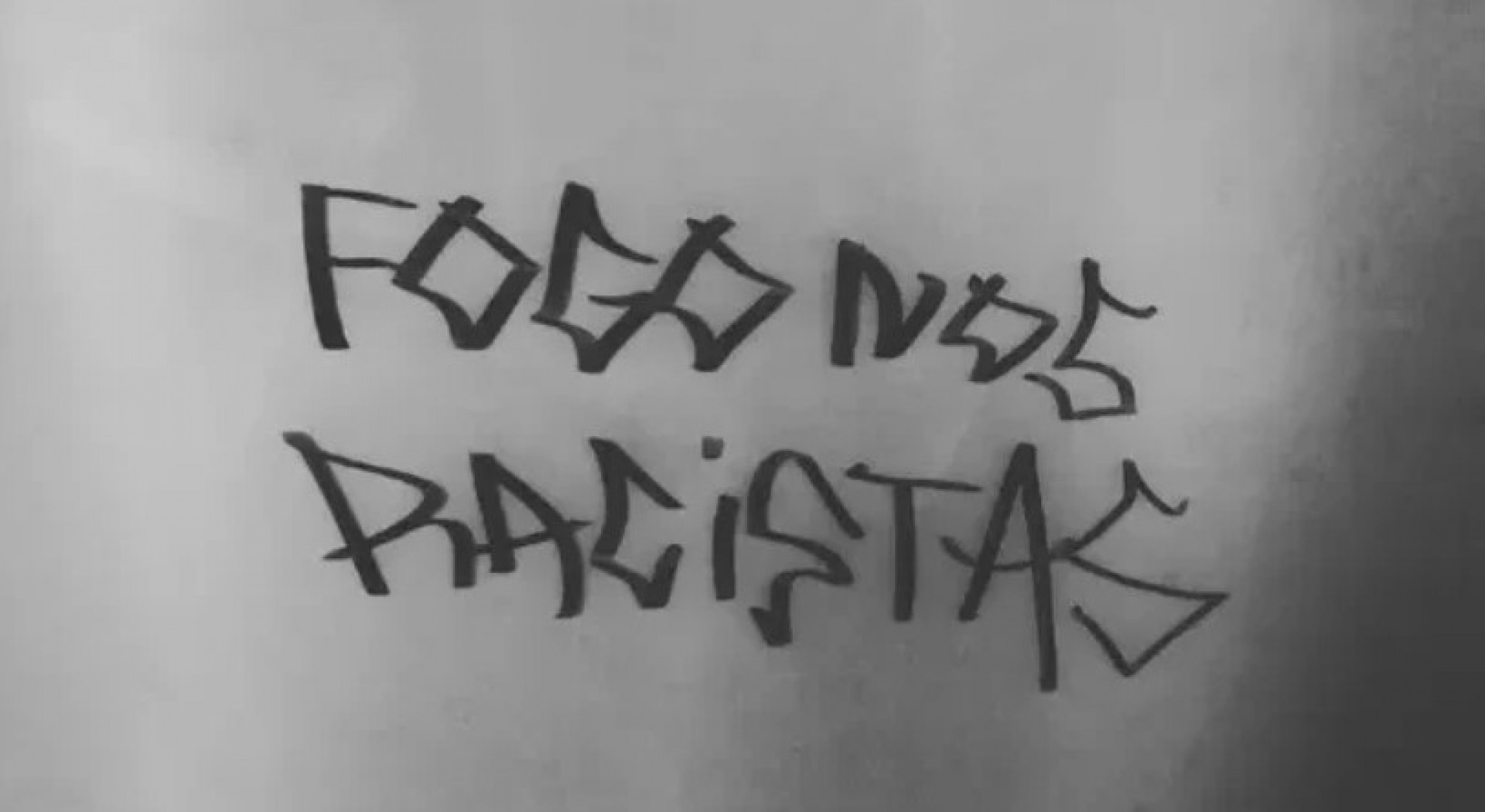 Justiça determina exclusão de imagem com a frase 'Fogo nos racistas' das redes sociais - Reprodução/Alma Preta