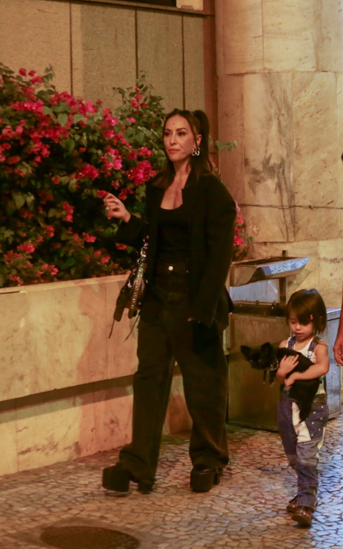 Sabrina Sato desembarca com a fam&iacute;lia em aeroporto do Rio