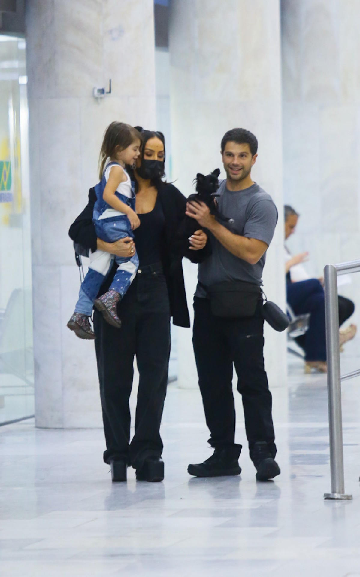 Sabrina Sato desembarca com a fam&iacute;lia em aeroporto do Rio