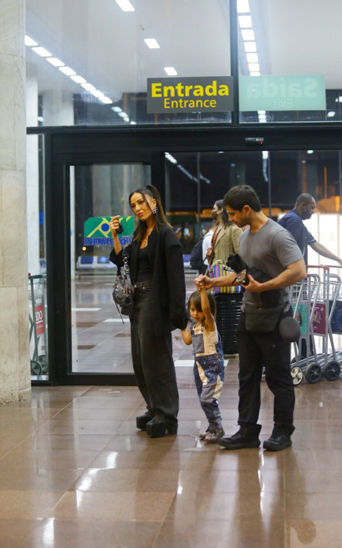 Sabrina Sato desembarca com a fam&iacute;lia em aeroporto do Rio