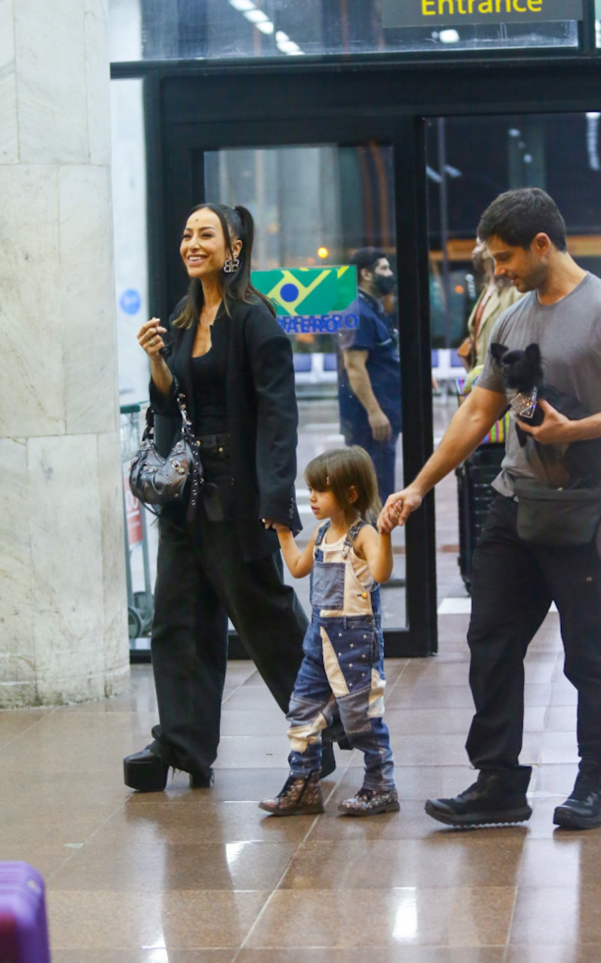 Sabrina Sato desembarca com a família em aeroporto do Rio -  