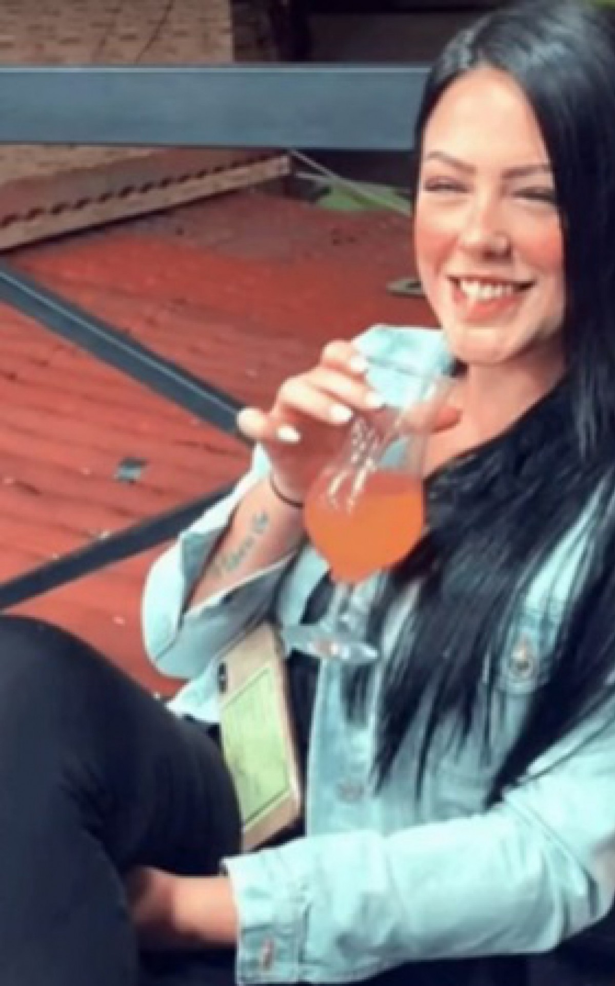 Mariana aparece em fotos em bares da Penha