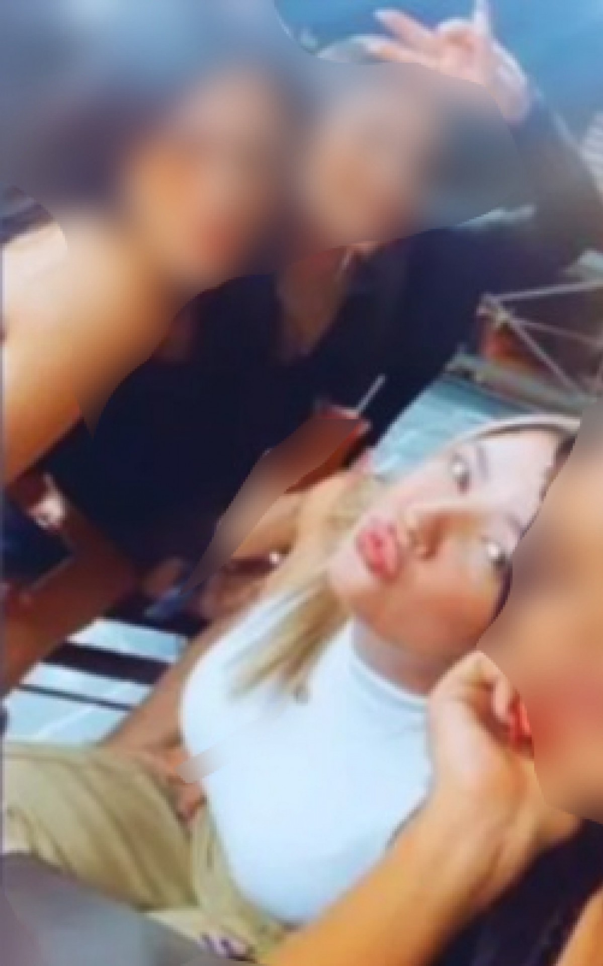 Yasmin aparece em fotos em bares da Penha