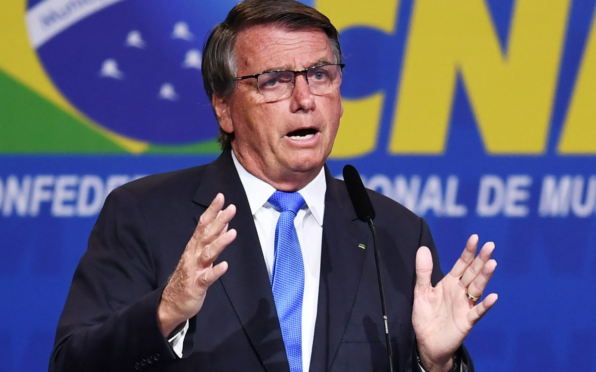 BRAZIL-GOVERNMENT-MUNICIPALITIES-BOLSONARO
Brazilian President Jair Bolsonaro gestures as he speaks during the opening of the XXIII March in Defence of Municipalities in Brasilia, on April 26, 2022. Bolsonaro on April 25 defended his decision to grant a pardon to a controversial ally convicted of attacking democratic institutions, saying &quot;I free people who are innocent.&quot; The far-right president has come in - EVARISTO SA / AFP