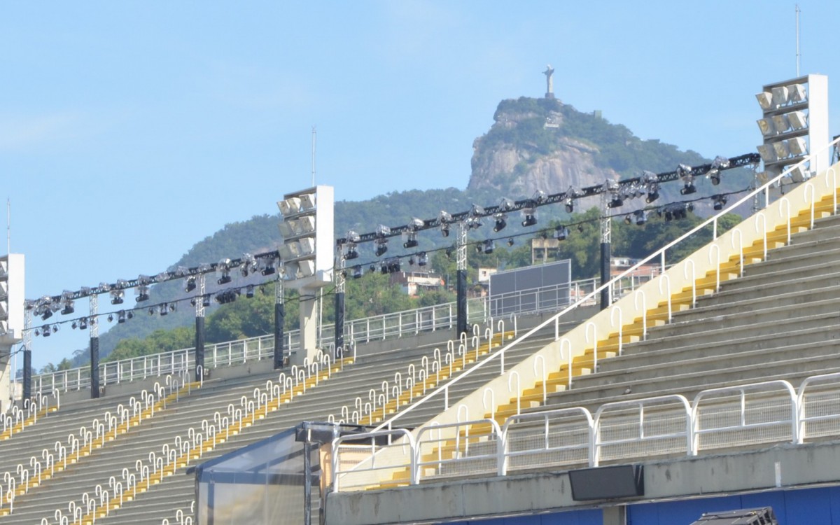 &Uacute;ltimos preparativos para os desfiles das campe&atilde;s na Marqu&ecirc;s de Sapuca&iacute;.
