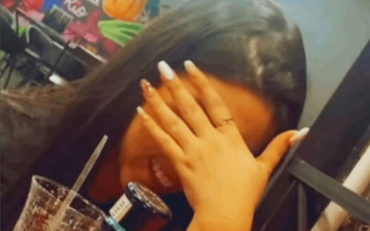 Gabriela aparece em fotos em bares da Penha