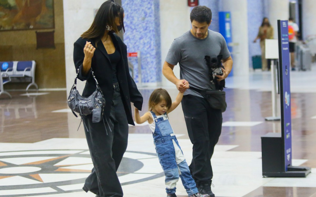 Sabrina Sato desembarca com a fam&iacute;lia em aeroporto do Rio