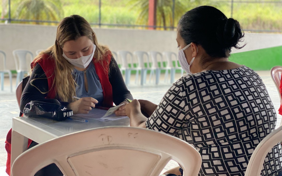 profissionais de Assist&ecirc;ncia Social cadastrando os moradores v&iacute;timas das chuvas de abril