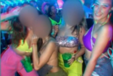 Foragidas, integrantes da 'quadrilha das blogueiras' se divertem em bares e shows