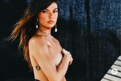 Isis Valverde posa de topless e arranca suspiros dos internautas