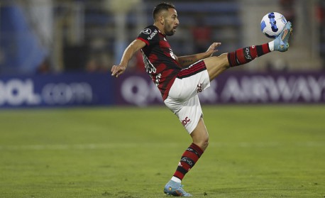 Flamengo nega propostas por Isla e planeja ter lateral até o fim do  contrato, Flamengo