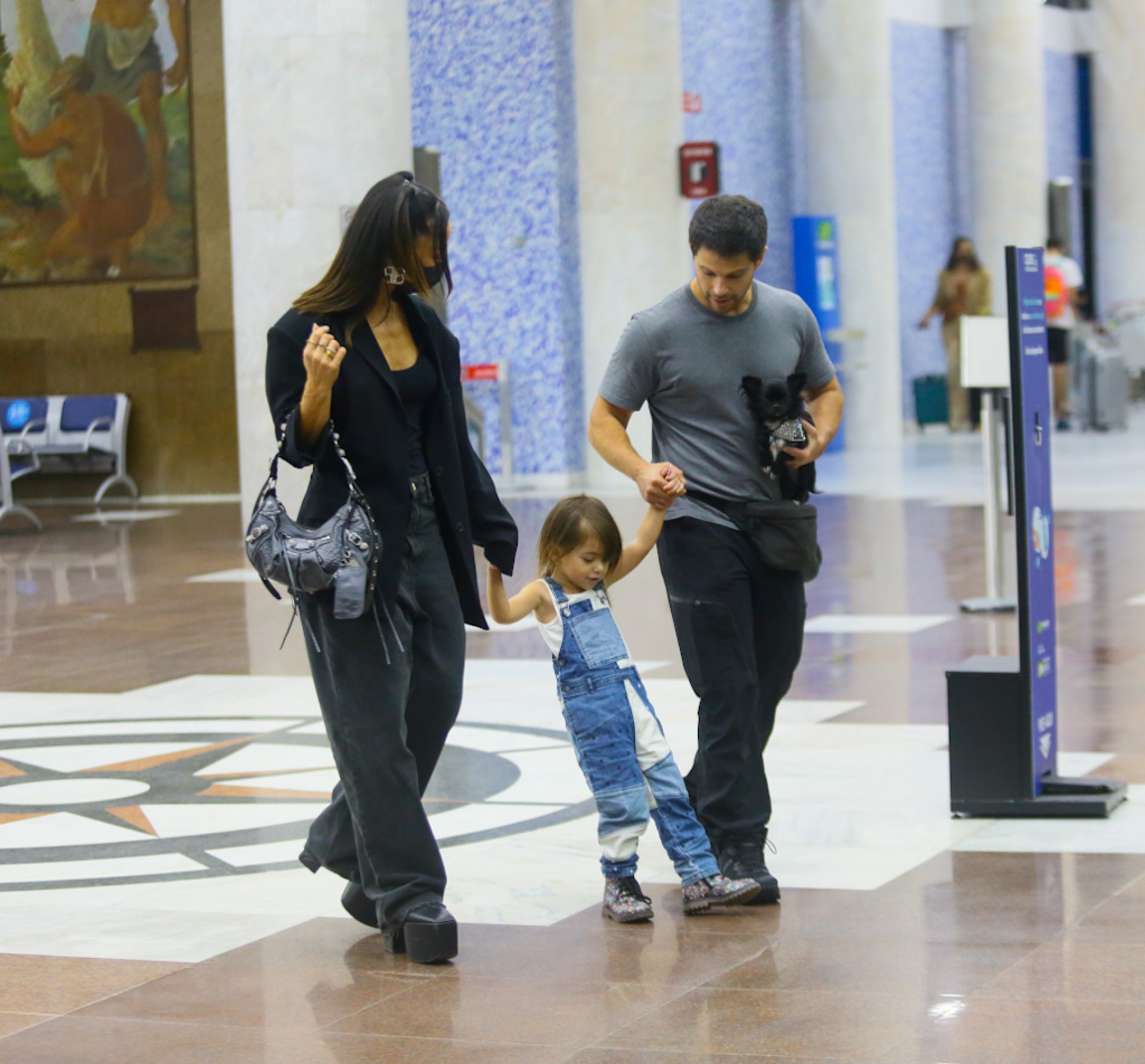 Sabrina Sato desembarca com a família em aeroporto do Rio -  