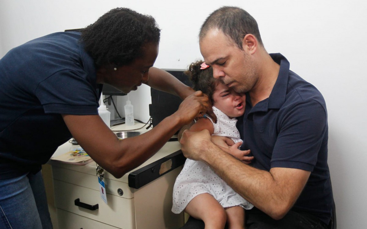Pequena Liz recebeu as vacinas da gripe e do sarampo - Reginaldo Pimenta/Agência O Dia