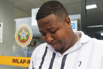 Policia - William Matheus foi ao IML do Centro, reconhecer o corpo da irma Ayend Cristine morta pelo companheiro em Vila Isabel. Na foto, William Matheus. - Reginaldo Pimenta / Agencia O Dia