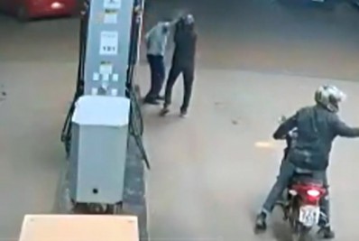 Frentista é atingido por um tiro na cabeça durante assalto e sai andando