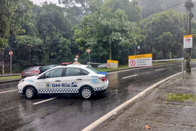 Estrada Grajaú-Jacarepaguá é interditada na manhã deste sábado (30) - Divulgação