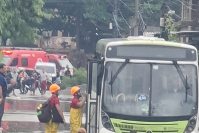 Ônibus quebra em ponte alagada e passageiros são resgatados por bombeiros