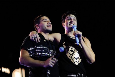 Luan Santana e Arthur Aguiar cantam juntos durante show em Campo Grande
