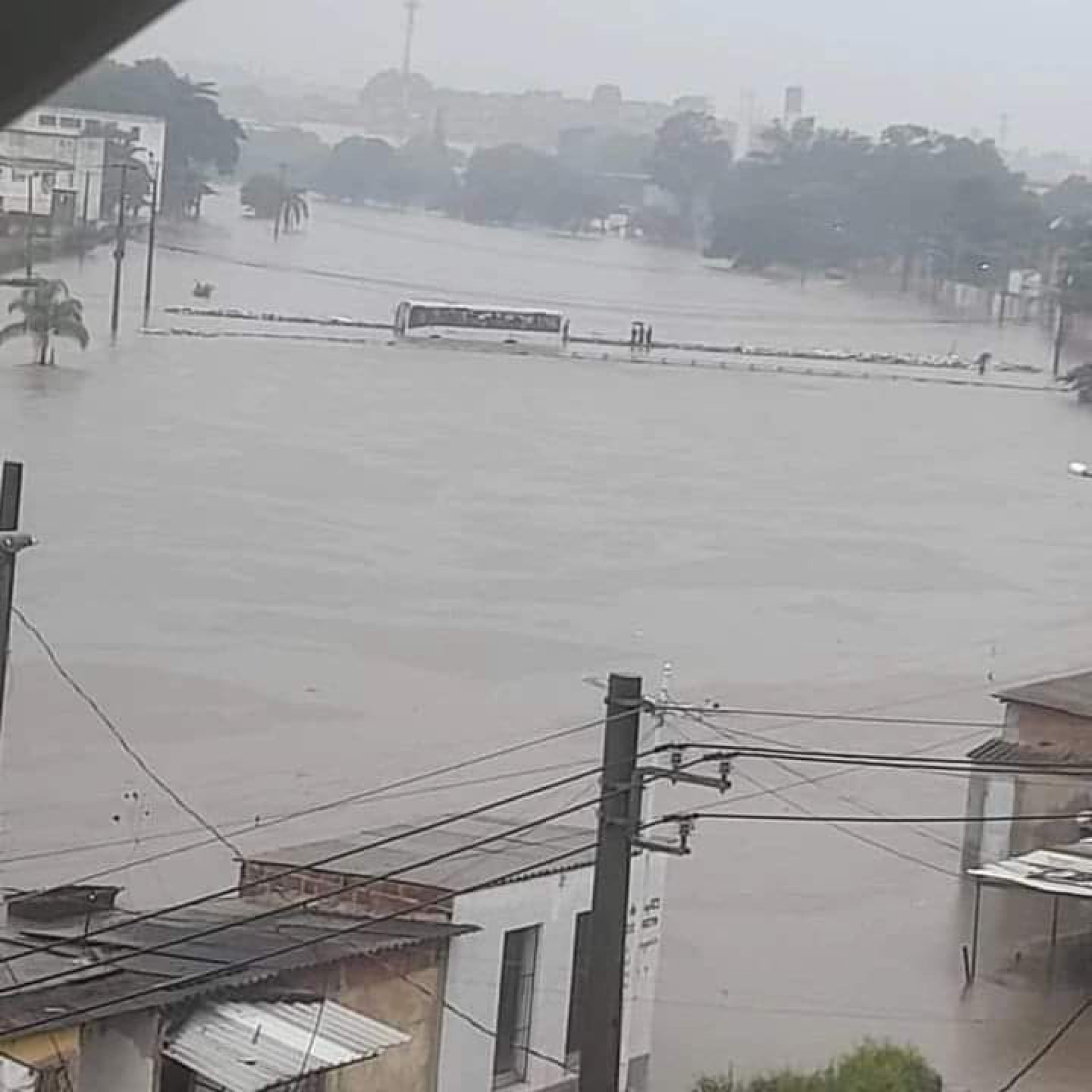 Usuários tiveram medo de que água invadisse o coletivo - Reprodução/Redes Sociais 