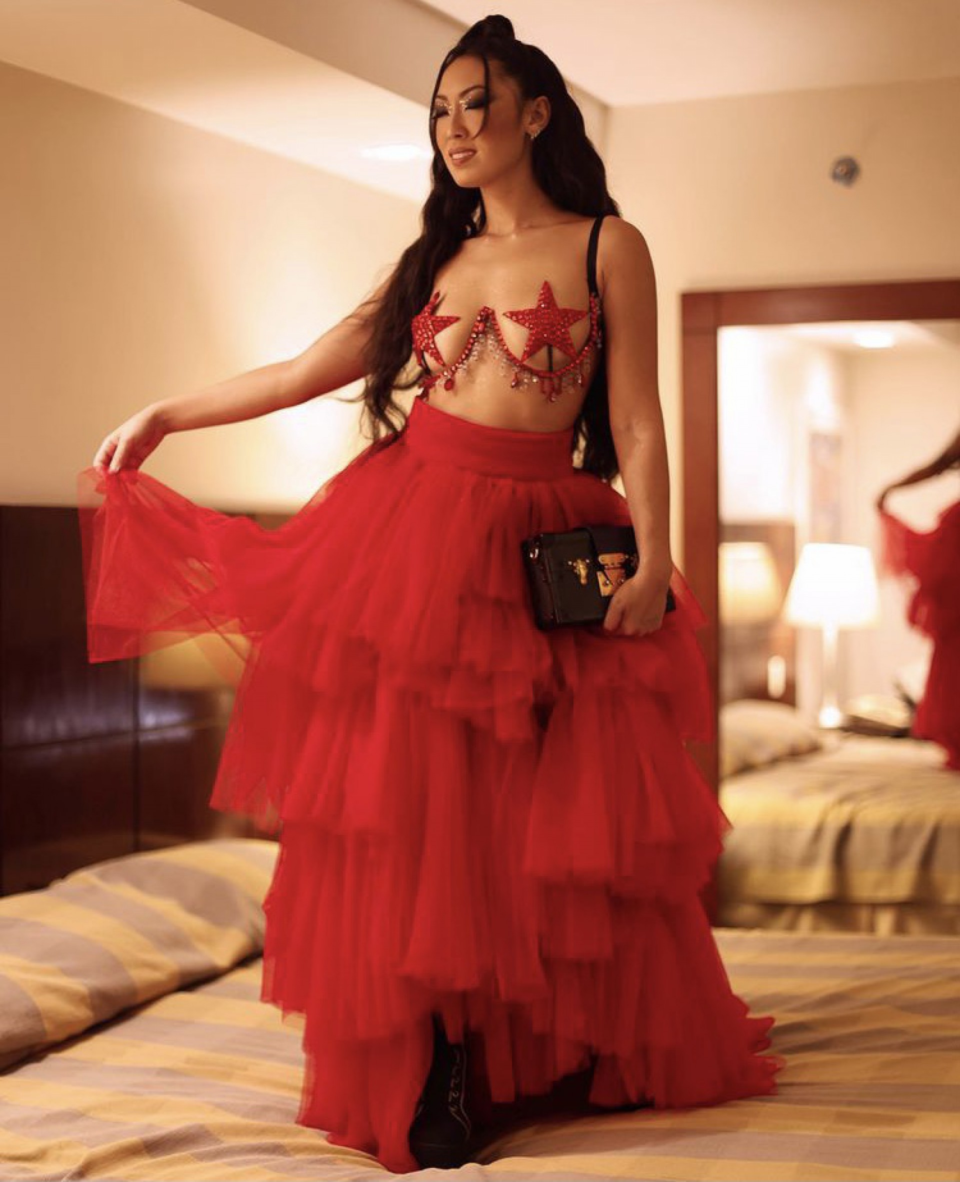 Ana Hikari dá o que falar nas redes sociais com visual que lembra símbolos usados pelo Partido dos Trabalhadores - Reprodução / Instagram