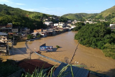 Cheia de rio deixa moradores desabrigados em Barra do Piraí e Piraí