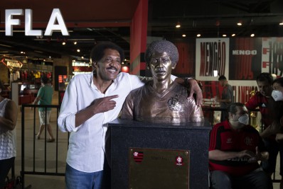 Zagueiro da geração ouro do Flamengo tem busto inaugurado na Gávea