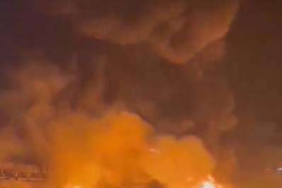 Vídeo: oito ônibus ficam destruídos após incêndio em garagem de viação no Noroeste Fluminense