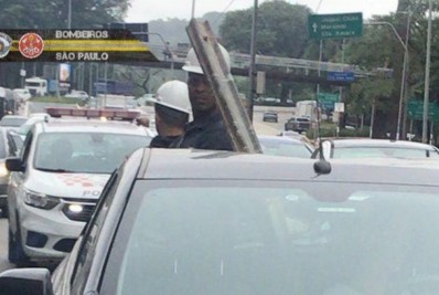 Motorista sofre fratura após viga se desprender de prédio e perfurar automóvel
