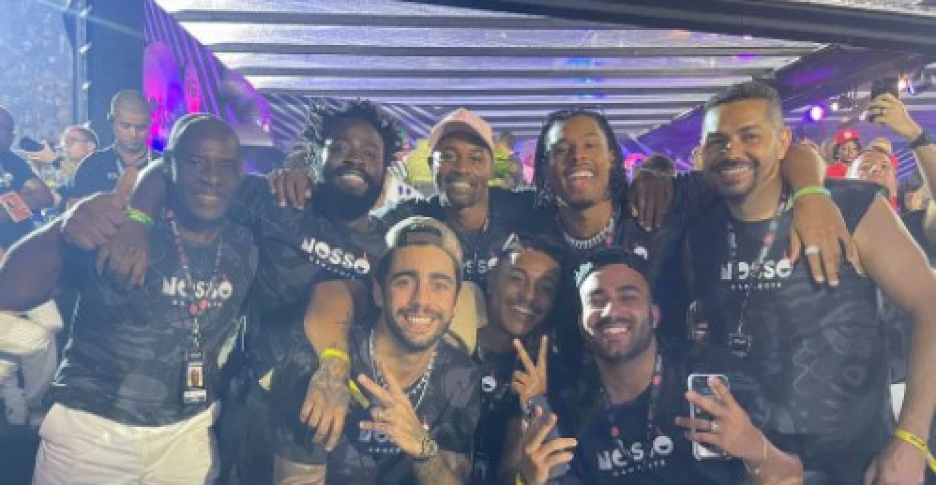 Douglas Silva, Paulo André e Pedro Scooby curtem Carnaval na Sapucaí - Reprodução/Twitter