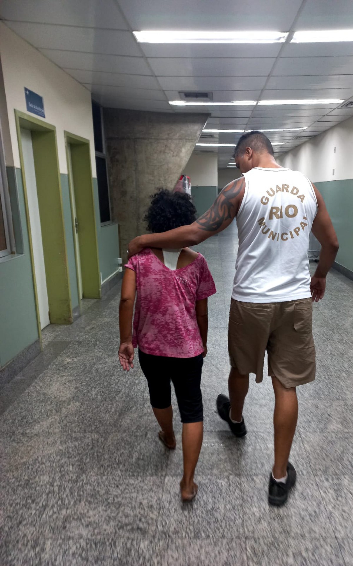 Mulher ajudada pelos guardas municipais depois de ser encontrada tendo um surto psic&oacute;tico 