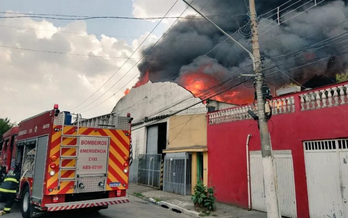 Inc&ecirc;ndio atinge e destr&oacute;i galp&atilde;o na Vila Maria, em S&atilde;o Paulo