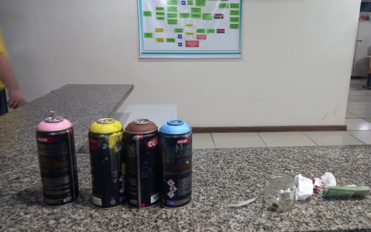 Latas de tinta spray apreendidas com dois suspeitos na esta&ccedil;&atilde;o do Campinho, em Madureira