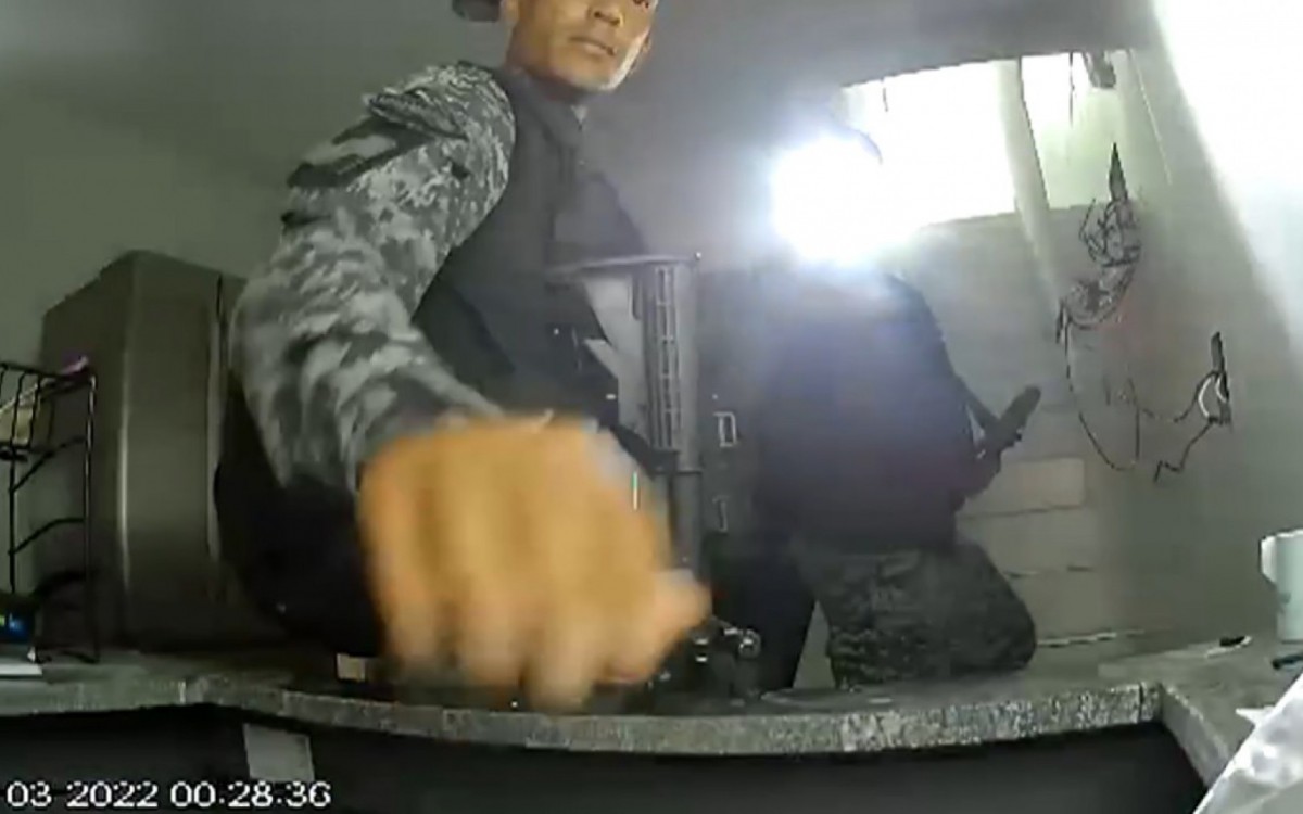 Policiais invadem e ocupam casa de moradora no Jacarezinho