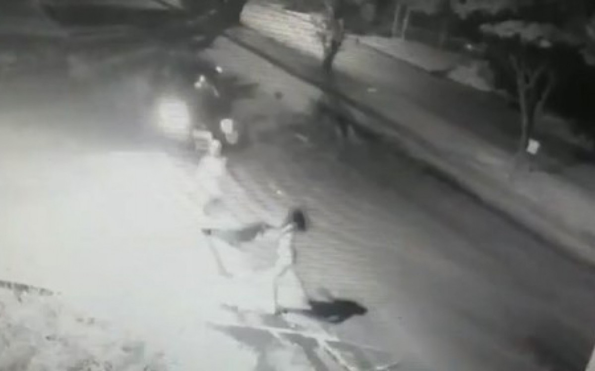 Motorista atingiu o casal após ser alvo das pedradas - Reprodução