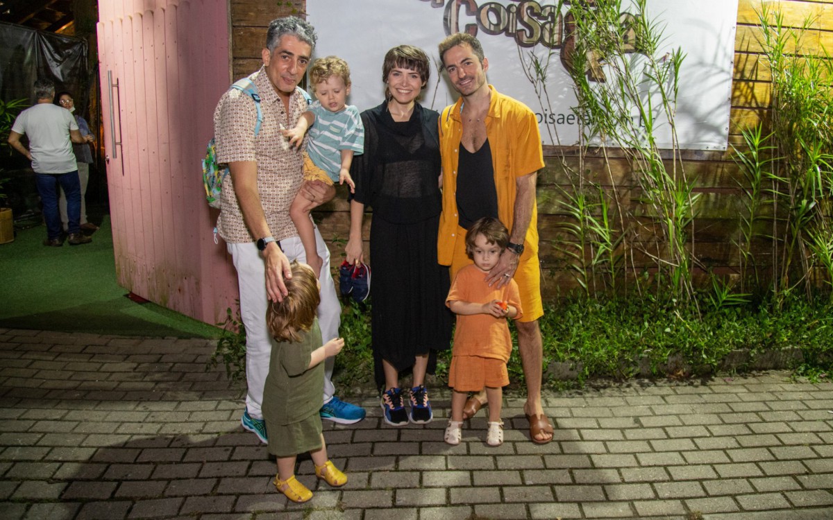 Thales Bretas e os filhos com Let&iacute;cia Colin