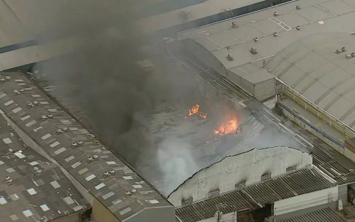 Incêndio atinge e destrói galpão na Vila Maria, em São Paulo - Reprodução Globo News