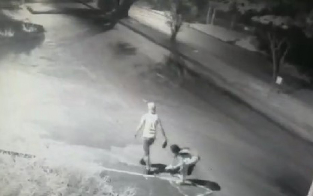 Casal pegou pedras no chão para atirar no veículo - Reprodução